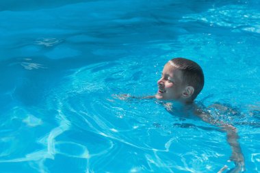 Genç çocuk yüzme havuzu için ilk kez