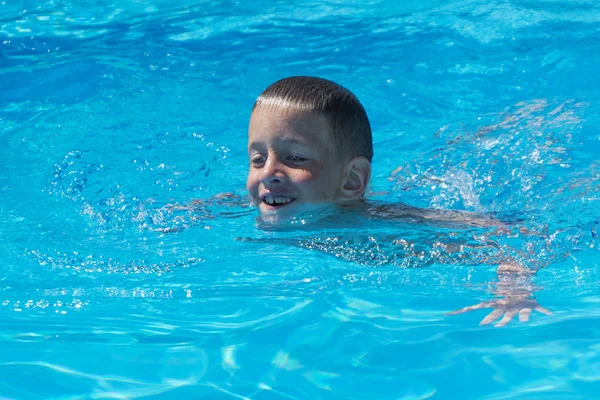 Widok na Zatokę Neapolitańską młody chłopak w basenie po raz pierwszy — Zdjęcie stockowe