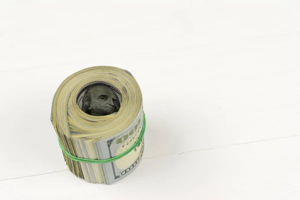 Dollar-Rolle mit Band angezogen. Rollgeld isoliert auf weiß. — Stockfoto