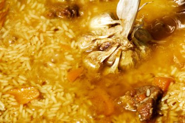 Adım adım lezzetli pilav pişiriyorum. Pirinç Zirvak 'a bir kazan eklemiş. Geleneksel pilav pişirme