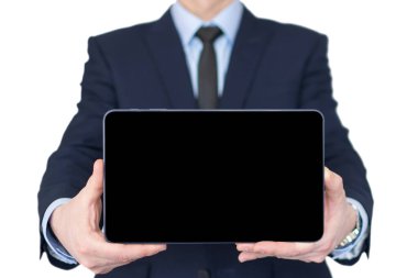 Elinde tablet tutan bir işadamı, beyaz arka planda izole edilmiş, tablete odaklanmış.