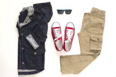 Beyaz genç giysilerüst görünümü moda trendy bir görünüm. İlkbahar, sonbahar erkek kıyafeti seti.