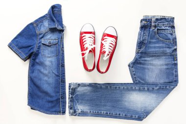 Şık Denim giysi seti, beyaz, düz yatıyordu, üst görünüm üzerinde çocuklar trendy moda giysi kolaj