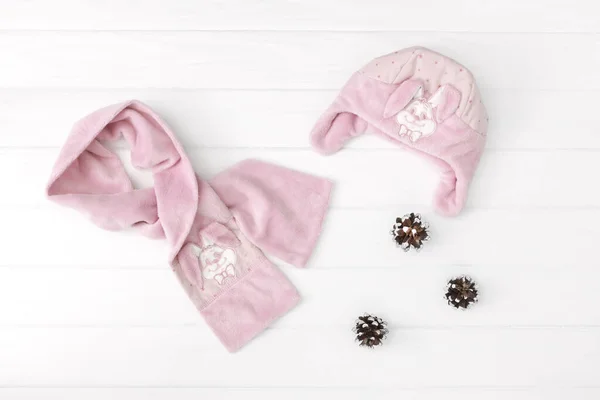 Σετ παιδικών χειμωνιάτικων ή φθινοπωρινών ρούχων για κορίτσια. κασκόλ και καπέλο σε λευκό φόντο. — Φωτογραφία Αρχείου