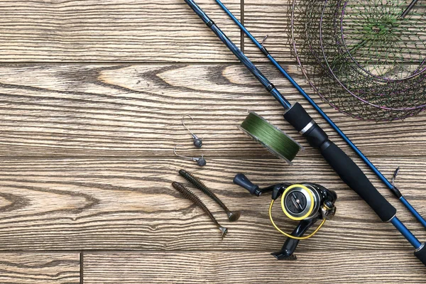 Fondo de pesca. tackle - pesca spinning, anzuelos y señuelos sobre fondo de madera oscura. Vista superior. Espacio-copia — Foto de Stock