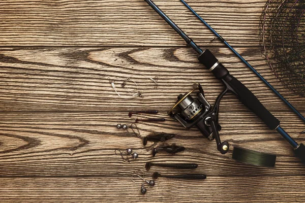 Aparejos de pesca: spinning de pesca, sedal, anzuelos y señuelos sobre fondo de madera. Set para la captura de lucio y lijadora — Foto de Stock