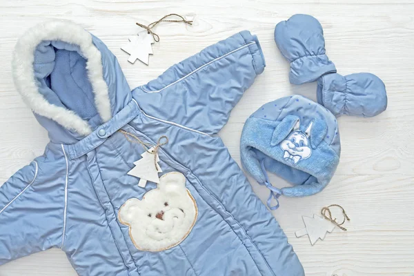 Herbst- oder Wintermode. Baby Boy blaues Kleidungsstück auf weißem Holzhintergrund. — Stockfoto