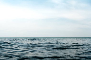 Mavi gökyüzü ile doğal koyu mavi deniz suyu yüzeyi