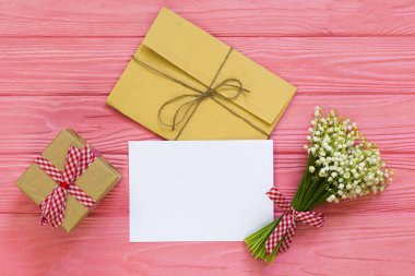 Metin, düz için kopya yer mockup buket ve boş tebrik kartı, hediye kutusu, zarf üstten görünüm ile yatıyordu