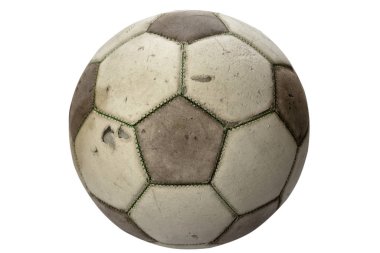 Beyaz arka planda izole edilmiş gerçek deri bir futbol topu..