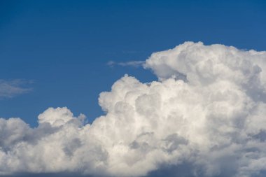 Büyük bir fırtına bulutu yaklaşan fırtınayı ve fırtınayı duyurur..