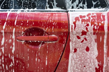 Elle oto yıkama. Yüksek Basınçlı Su ile Araba Temizleme. Sabunla yıkıyorum. Konsepti kapat.