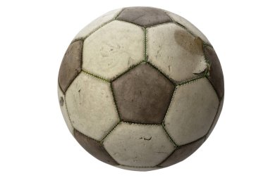 Beyaz arka planda izole edilmiş gerçek deri bir futbol topu..