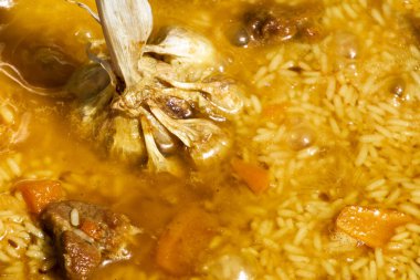 Adım adım lezzetli pilav pişiriyorum. Pirinç Zirvak 'a bir kazan eklemiş. Geleneksel pilav pişirme