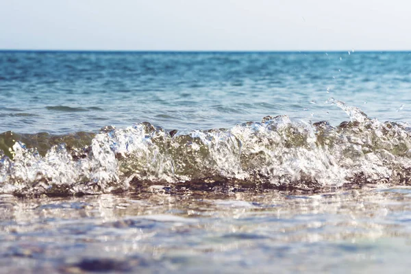 Abstracto mar de agua azul con pequeñas olas y gotas de agua para fondo o fondos de pantalla —  Fotos de Stock