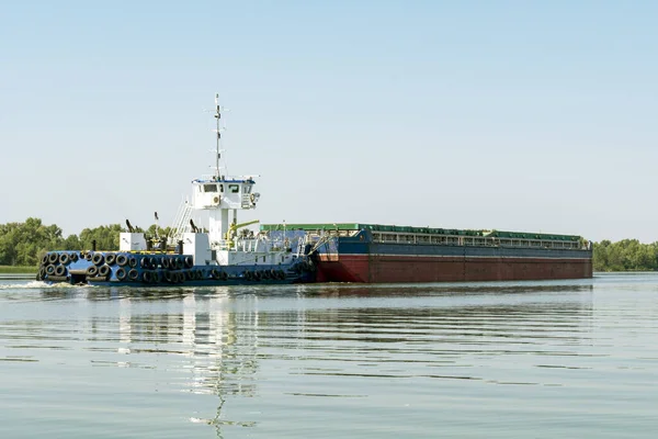 Barcaça-cisterna com grãos no rio Dniepr da Ucrânia. Logística da água — Fotografia de Stock