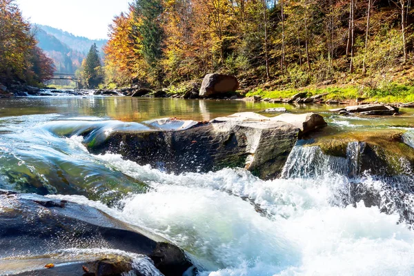 Vackert vattenfall i skogen, sötvatten rinner mellan stenar och stenar, underbart landskap, vild natur skönhet — Stockfoto