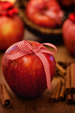 Şerit ve tarçın ile kırmızı tatlı elma