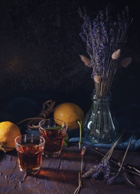 Çay ya da likör içki, turuncu ve lavanta rustik natürmort