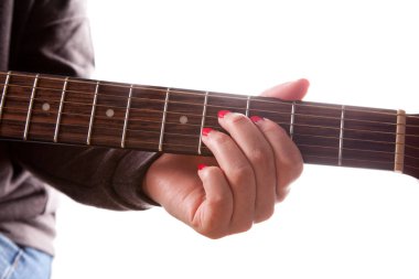 Beyaz arka plan üzerinde akustik gitar çalmak kadın Close-Up
