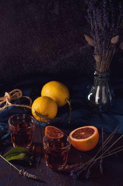 Çay ya da likör içki, turuncu ve lavanta rustik natürmort