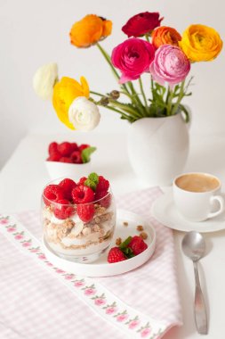 Sağlıklı kahvaltı - yoğurt ve çilek ile müsli