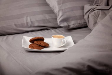 Sabah kahvesi bir tepsi kurabiye yatakta ile