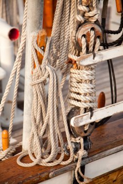 Ahşap yat ve ip deniz detayları