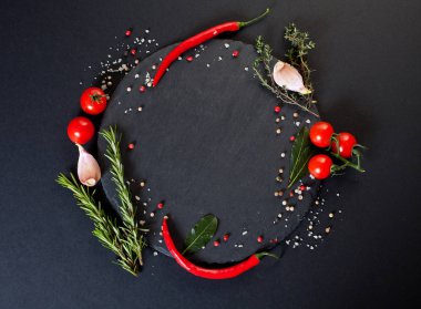 Kara taş üzerine sağlıklı yemek için taze malzemelerle kayrak masa, üstten görünüm, afiş. Diyet veya vejetaryen gıda kavramı.