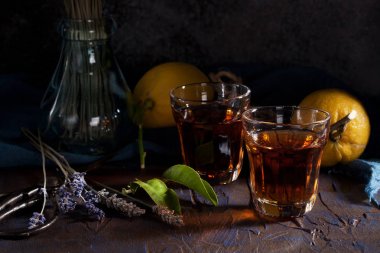 Çay ya da likör içki, turuncu ve lavanta rustik natürmort