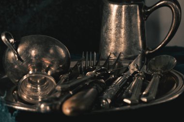 Büyük tepsi üzerinde antik gümüş sofra