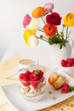 Sağlıklı kahvaltı - yoğurt ve çilek ile müsli