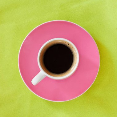 Yeşil arka plan üzerinde kahve