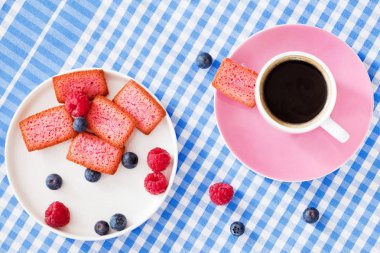 Sabah tatlı bisküvi ve çilek ile kahve