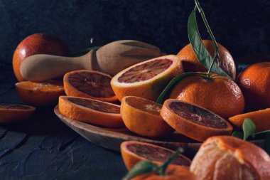 Kan portakal suyu acil için hazır. Sağlıklı beslenme kavramı.