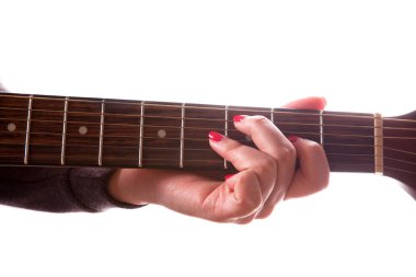 Beyaz arka plan üzerinde akustik gitar çalmak kadın Close-Up