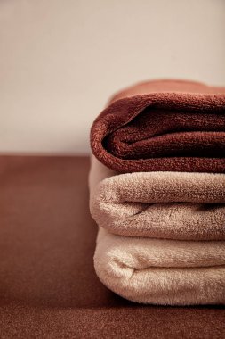 Tablo üzerinde kahverengi tonlarında sıcak battaniye