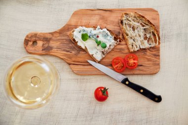 Ekmek, peynir ve şarap ile natürmort