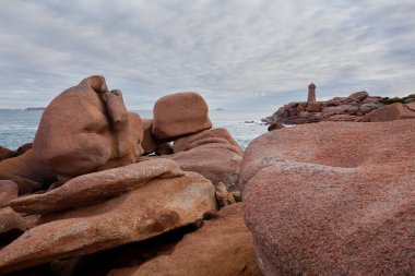 Sahil Pembe Granit, Brittany, Fransa'nın deniz feneri ile