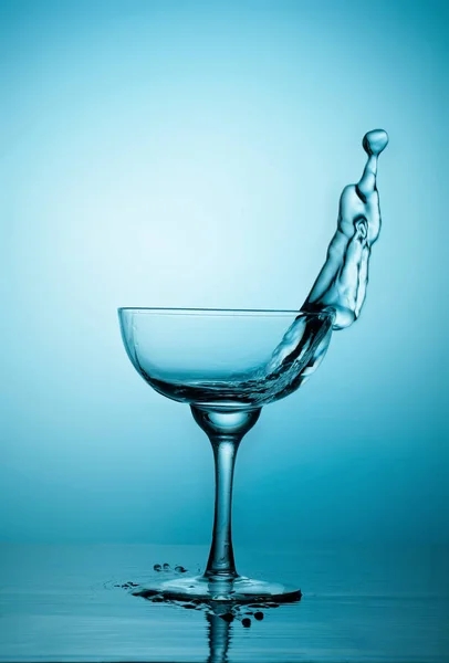 Вода Або Алкоголь Виливаються Скла Утворюючи Хвилі Склянці — стокове фото