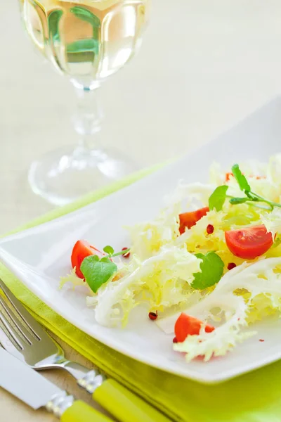Mixed Vegatable Salad Glass White Wine — Stock Photo, Image