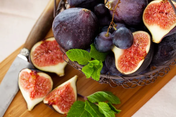 Fresh Figs Grapes Green Mint Leaves — Stock Photo, Image