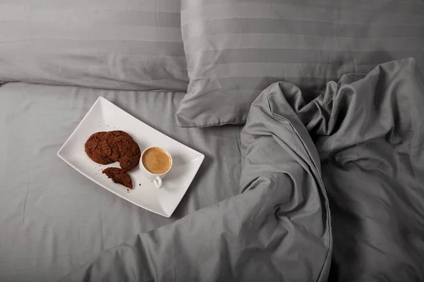 Poranną Kawę Tacy Plików Cookie Łóżku — Zdjęcie stockowe