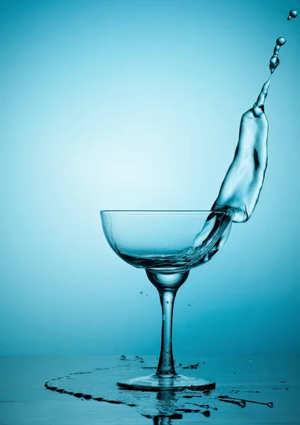 Вода Або Алкоголь Виливаються Скла Утворюючи Хвилі Склянці — стокове фото