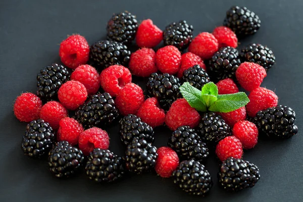 Moras Maduras Frambuesas Sobre Fondo Oscuro —  Fotos de Stock