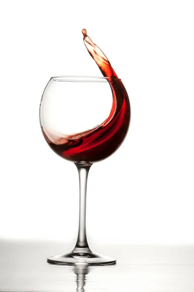 Rode Wijn Spatten Uit Een Glas Voor Het Maken Van — Stockfoto