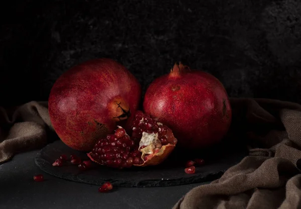 Bodegón Con Granadas Rojas Jugosas Sobre Fondo Oscuro Bio Frutas —  Fotos de Stock