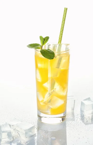 アイスとミントとオレンジ色の飲み物にさわやかな風邪のガラス — ストック写真