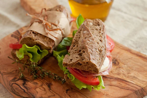 Sanduíches Orgânicas Saudáveis Com Salada Tomates — Fotografia de Stock