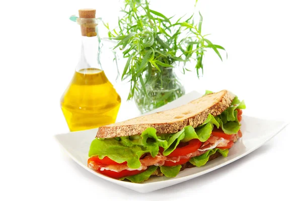 Sandwich met ham, tomaten en salade — Stockfoto